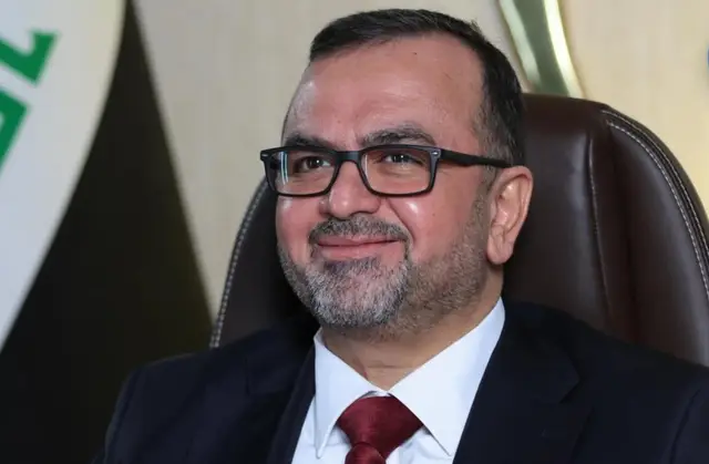 صورة تضهر وزير الصحة العراقية عبد الحسين الموسوي وهو مبتسم
