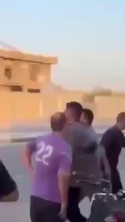 بالفيديو.. رجل يحاول انتزاع سلاح منتسب أمني خلال نزاع عشائري في الكرمة بالأنبار