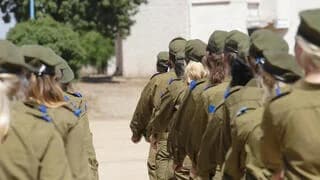 הקאות ושלשולים בבסיס אחרי ארוחת החג: "טירוניות חויבו לעלות לשמירה"