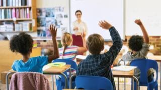 הכיתות בישראל מהצפופות ב-OECD, המורים מרוויחים פחות