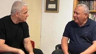 איזנקוט בקמפיין המפלגה הגדולה, לפיד יוצא נגד: "זה יפסיד לנו את הבחירות"