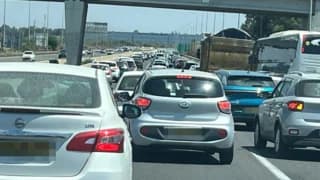 מעדיפים לעמוד בפקקים: רק 16% מהישראלים מגיעים לעבודה בתחבורה ציבורית