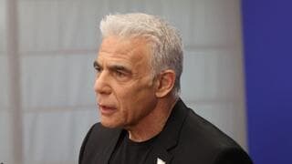 אחרי שטען ש"אין סיבה לפאניקה", לפיד טוען: "שום דבר שדומה לאירוע המטוס לא היה בעדכון עם רה"מ"