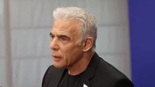 אחרי שטען ש"אין סיבה לפאניקה", לפיד טוען: "שום דבר שדומה לאירוע המטוס לא היה בעדכון עם רה"מ"