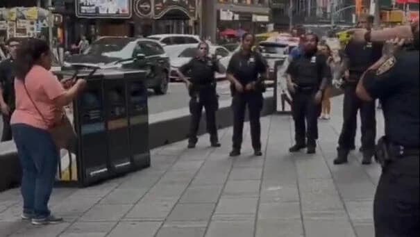 פאניקה בטיימס סקוור: לוקה בנפשה דקרה אישה למוות