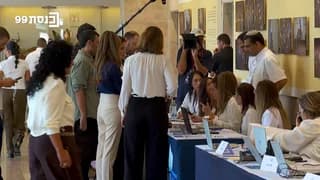 שידור ישיר: נציגי המפלגות מגישים את הרשימות בוועדת הבחירות המרכזית