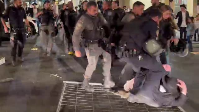 רמזור הוקרס, גדרות הושחתו: התיעודים מהפגנת החרדים נגד הרכבת הקלה בי-ם