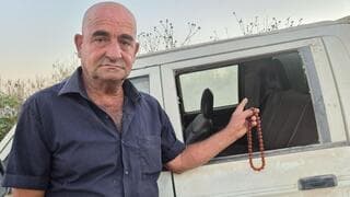 השוטר ירד מהניידת - ותועד שובר את חלונות הרכב של מוחמד | צפו