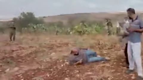תיעוד: חייל צה"ל ירה לעבר פלסטיני שרק עמד מולו