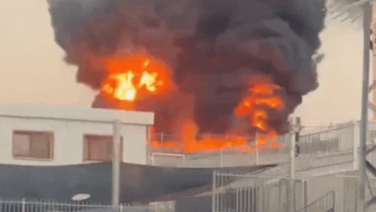 ענן שחור עצום: שריפה מתפשטת ליד מתחם הקניות בירכא | צפו