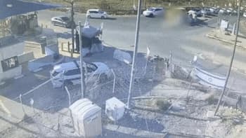 דוהר למחסום - ודורס ישראלי: פצוע קשה בפיגוע, המחבל חוסל