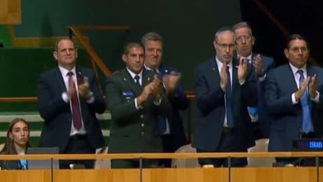 למה קצין במדים הוא חלק מלהקת מעודדי נתניהו?