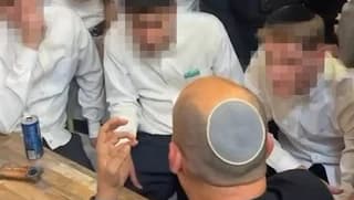 גם מרדכי דוד היה שם: בנט הגיע למסעדה - חפץ הושלך לעברו. המשטרה: נעצר חשוד | תיעוד