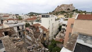 בלב התיירותי של אתונה: בניין קרס בעקבות פיצוץ, שישה נהרגו