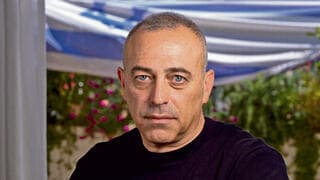 "יכלו לשוב עוד עשרות חטופים חיים" | הוא ליווה את המלחמה מאחורי הקלעים, ולטענתו לא למדנו כלום