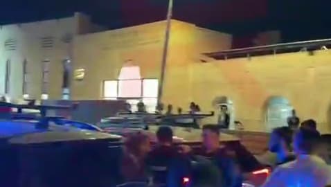 עריק חרדי היכה באגרוף שוטר - ומתבצר עם עשרות תלמידי ישיבה