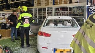 בן 71 התנגש עם רכבו בחנות באשדוד: "אירוע שלא רואים כל יום"