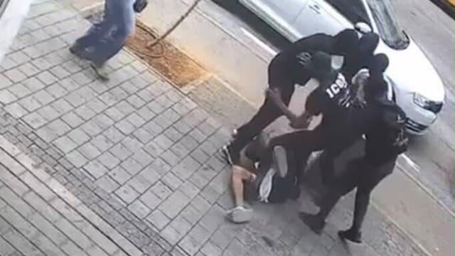 חשד לתקיפה חמורה ומתועדת ברמלה: הנערים מפילים - ובועטים בראש ובגוף ללא הפסקה