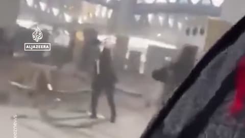 "אל תטוסו לשם": האיום החות'י, הפגיעה הנוספת בטרמינל הסעודי - והגינוי החריג של נתניהו