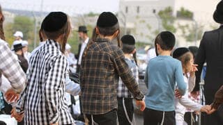 מאות ילדים חרדים הובאו למחאה ליד הכלא הצבאי, אחרי אזהרת הקצין: "חוסר באלפי חיילים"