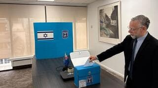 הבחירות כבר החלו: הראשון שהצביע, ואזהרת הנשיא