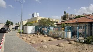 תלמיד יידה אבן לעבר גן בעכו - הורי הילדים זועמים: "כשמישהו ייהרג כולם יתעוררו"