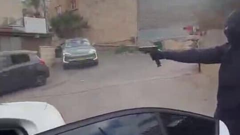לאור יום: ירו עשרות כדורים לעבר כלי רכב ובית - ותיעדו