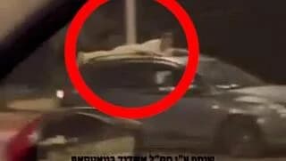 תיעוד מטריד מאשדוד: בן 17 נוהג בפראות - כשאדם שכוב על גג רכבו | צפו