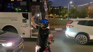צעיר תקף תומכים של הדמוקרטים במקלות ובקסדה: "מישהו מכוון אותם"
