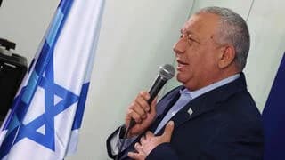 זה חוקי להיות בשמאל - אבל תציג את עצמך כאחר