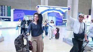 הישראלים שבאו במיוחד לקלפי - ואלה שבחרו חו"ל: "1,000 שקל לשינוי תאריך"